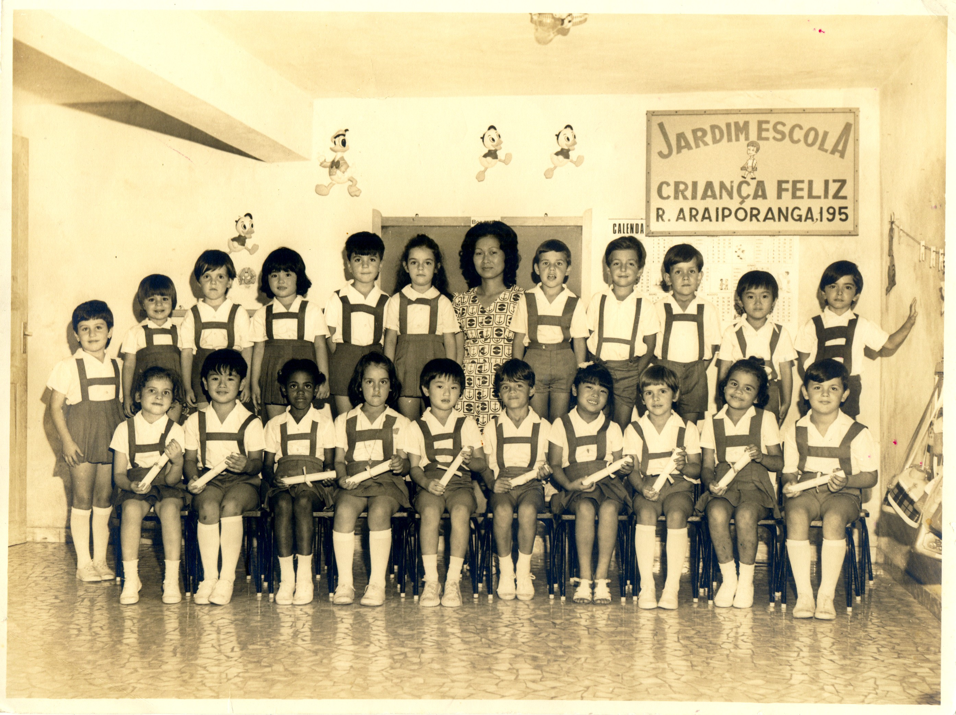 Turma do Jardim Escola Criança Feliz reunida na Rua Araiporanga, no início da história do Colégio Brasília