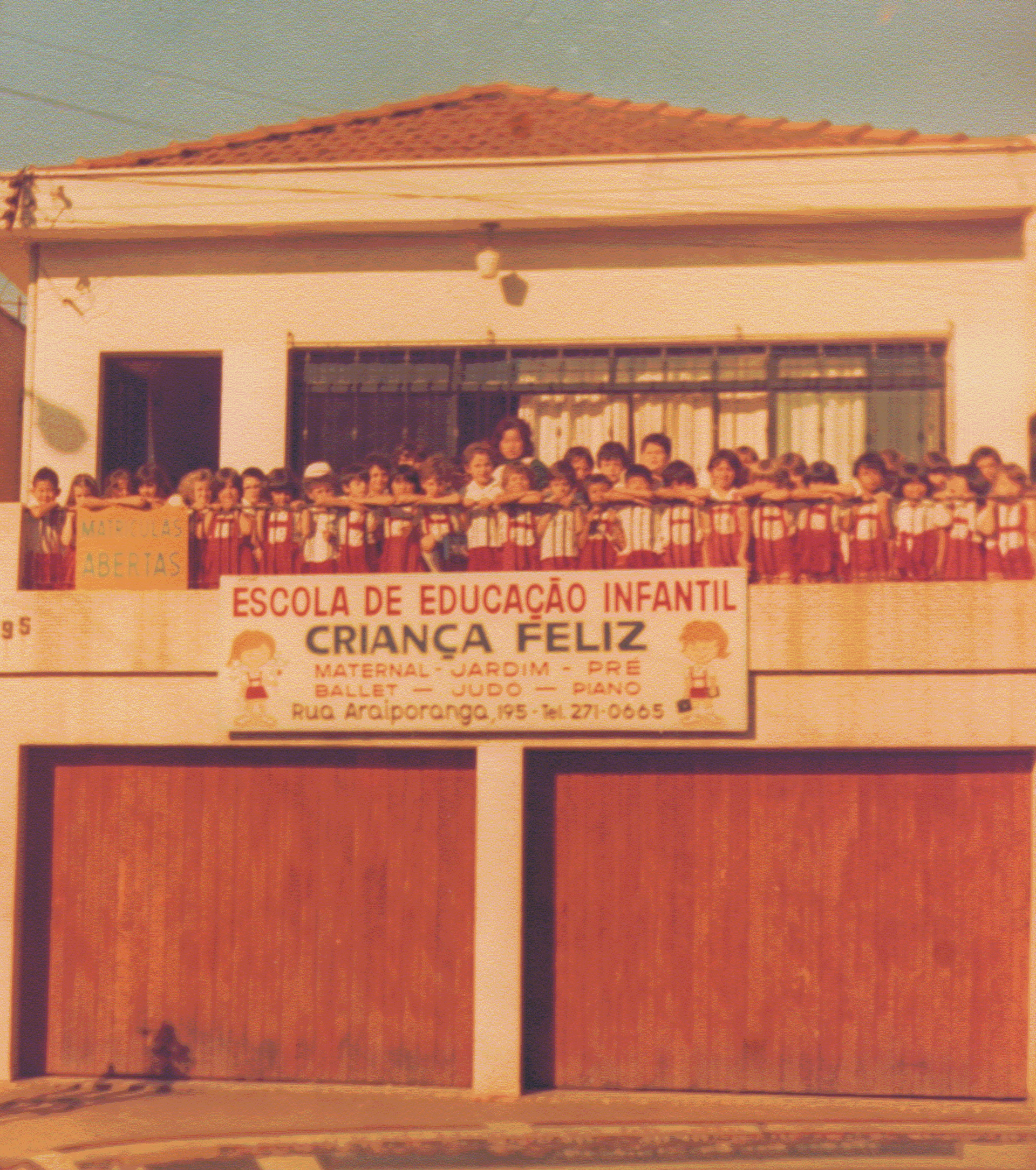 Fachada do Jardim Escola Criança Feliz na Rua Araiporanga, 195 com os alunos no início dos anos 1980