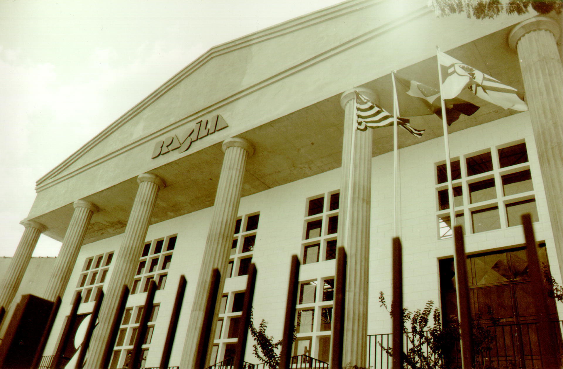 Fachada do novo prédio do Colégio Brasília na Rua Angá, 395 — inaugurado em 1986