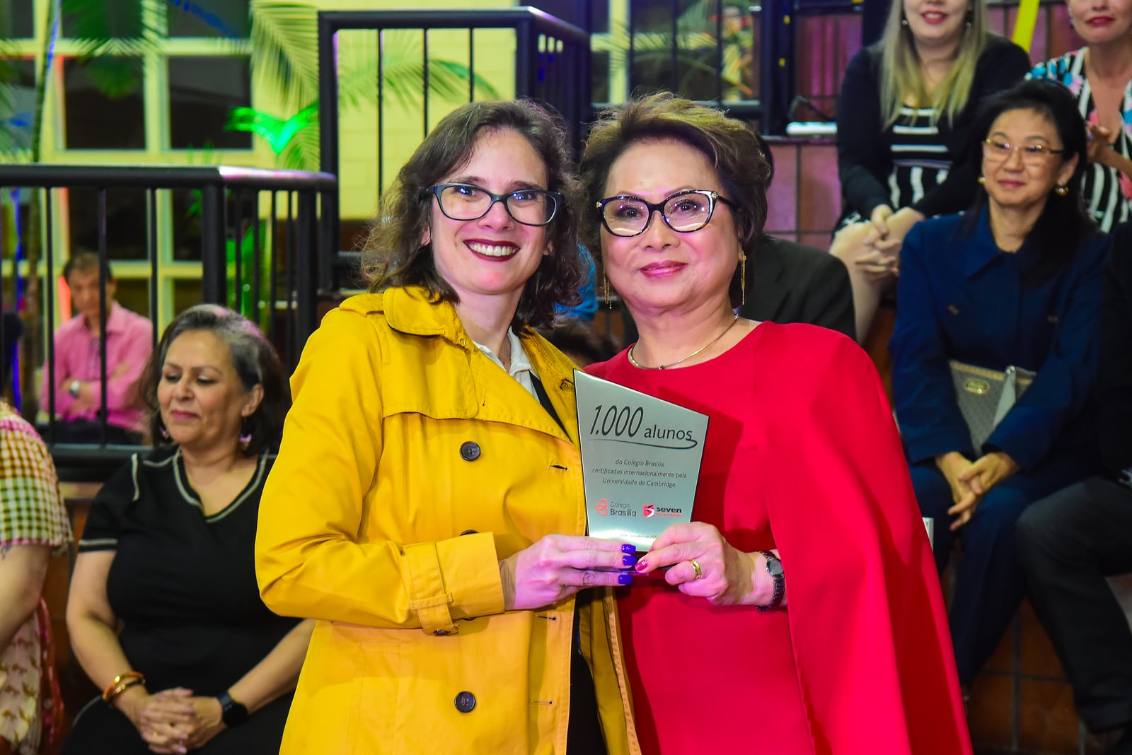 Entrega da placa comemorativa de 1.000 alunos certificados Cambridge no Colégio Brasília em 2024